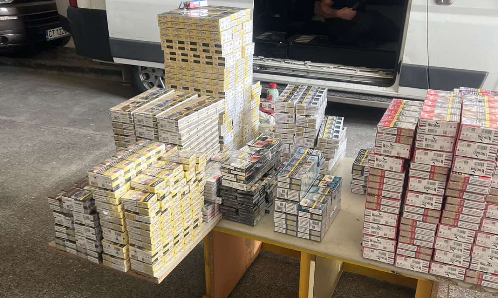 Варненски митничари задържаха 7600 кутии цигари, укрити в тайници на автомобили