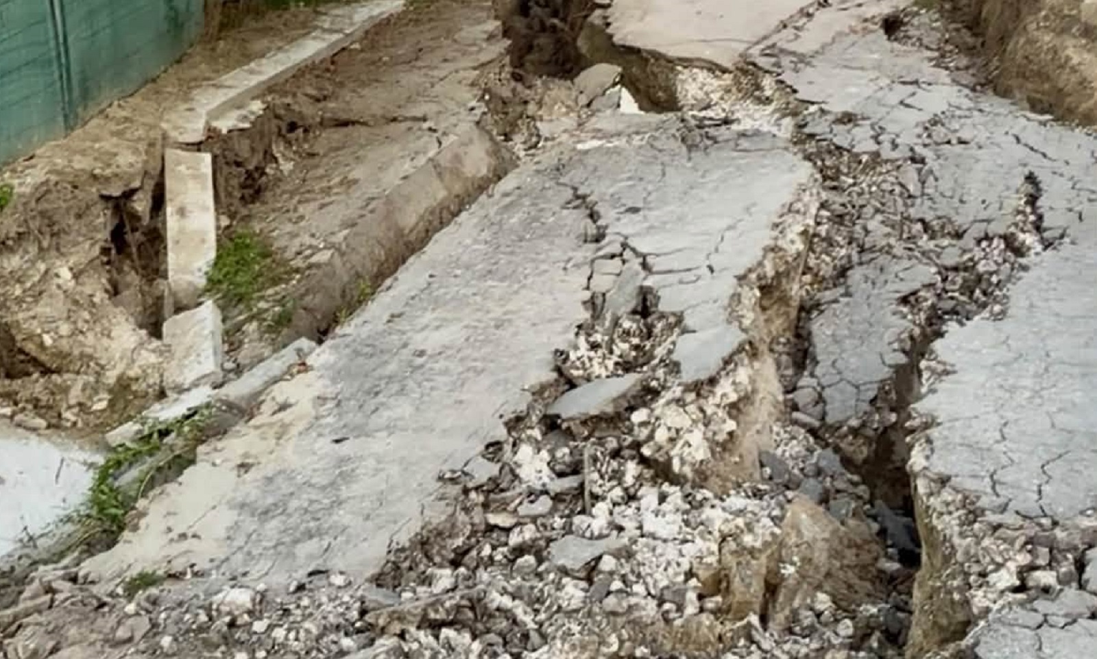 Зaтвориха път заради свлачище в Аспарухово