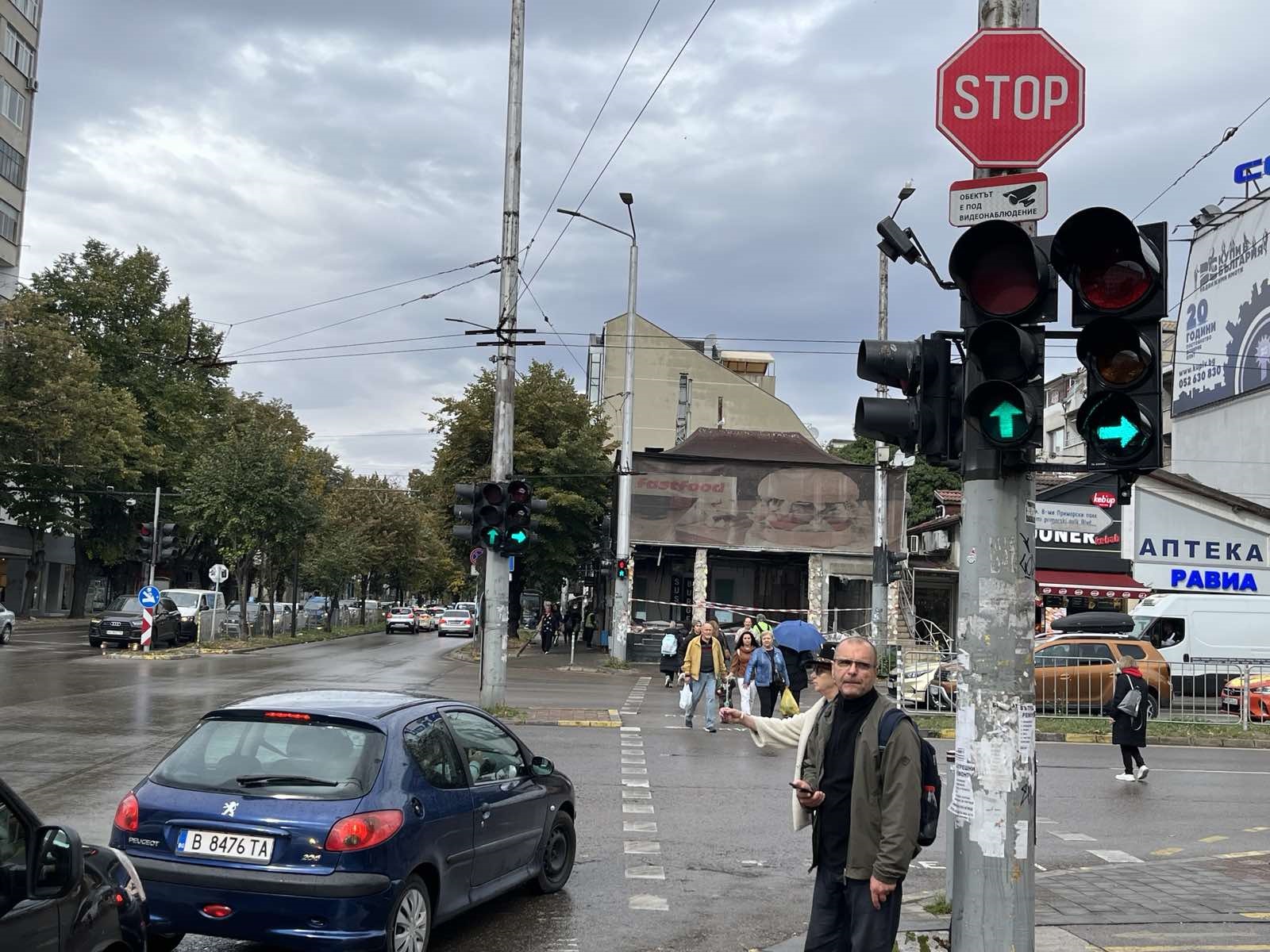 Възстановена е дясната секция и на кръстовището на булевардите „Цар Освободител“ и „Осми приморски полк“ във Варна