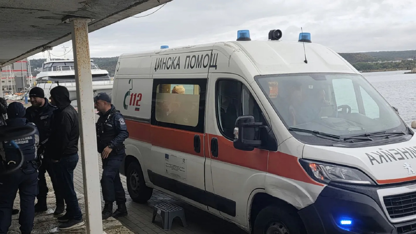 Гъмжи от полиция и линейки на Морска гара Варна: Посрещат пострадалите от атакувания с 3 дрона кораб